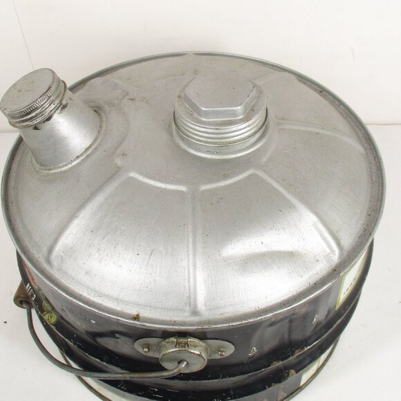 NUGOLD 2 Gallon Oil Can Canadian Tire Corporation Limited Gas Oil Tin - Picture 9 of 9